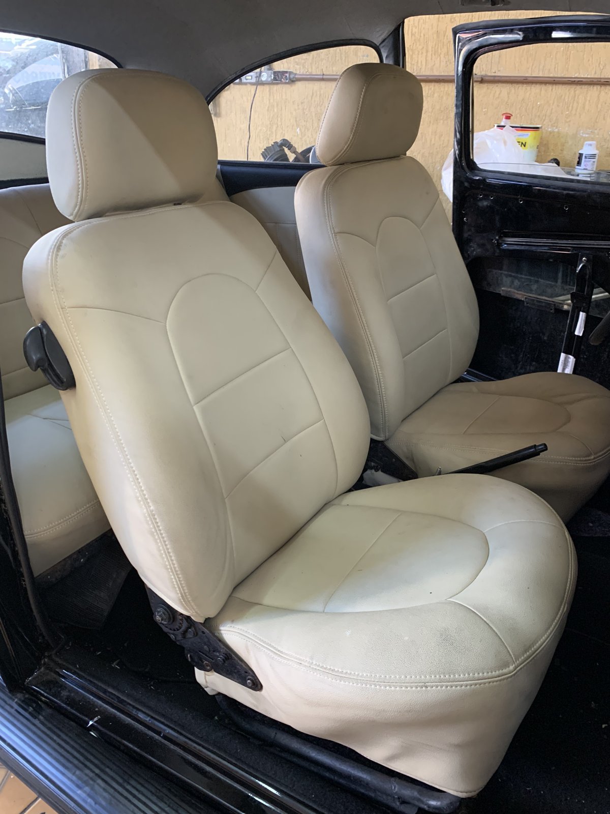 Bancos bege em carro clássico