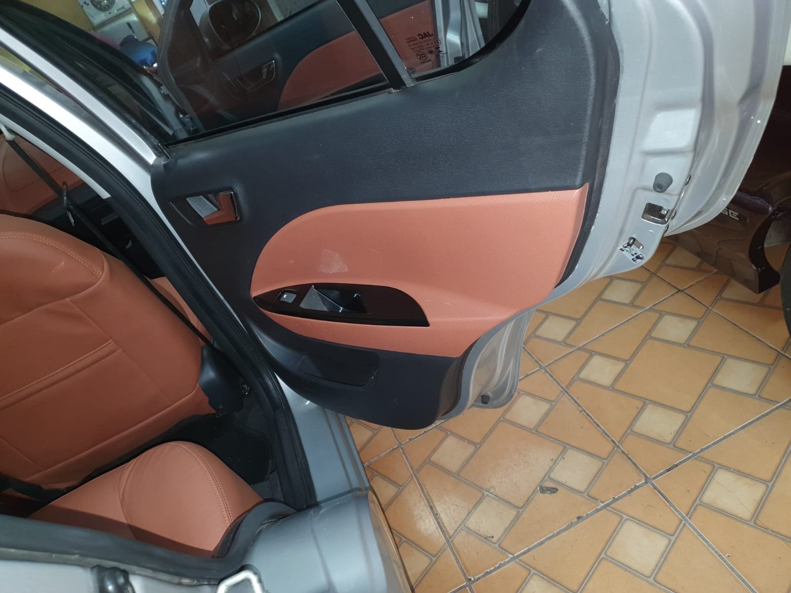 Interior completo em couro caramelo – JAC