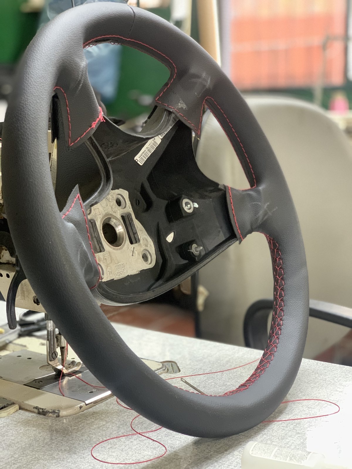 Volante em couro com costura vermelha